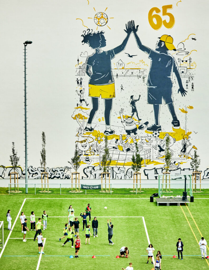 Safe-Hub Berlin Sportplatz und Kinder